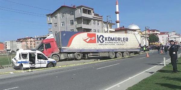 TIR, polis otosu önüne katıp sürükledi: 2'si polis, 6 kişi yaralandı