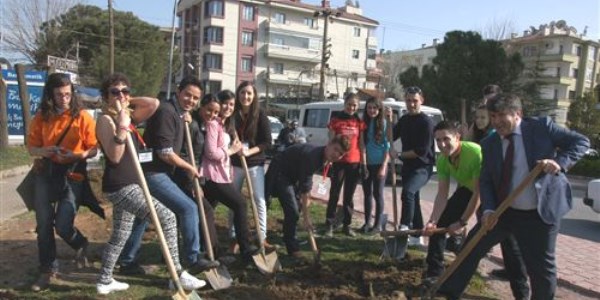 Yabancı öğrenciler kazma-kürekle çalışıyor