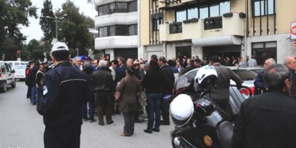Esnaf eylem yaparken otomobilde çıkan yangın panik yarattı