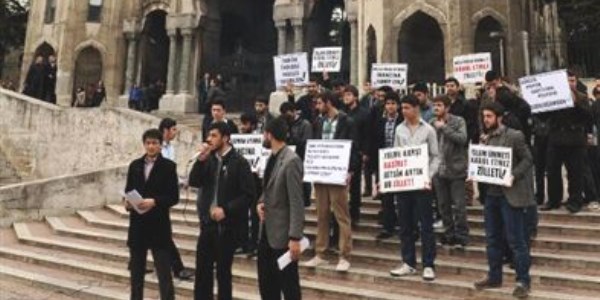 ��rencilerden, dersler Cuma namaz�na g�re d�zenlensin protestosu