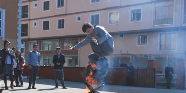 Rizeli ��renciler Nevruz'u kutlad�