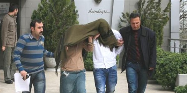 Kar� koca sa�l�k ocaklar�n� soymaktan yakaland�lar