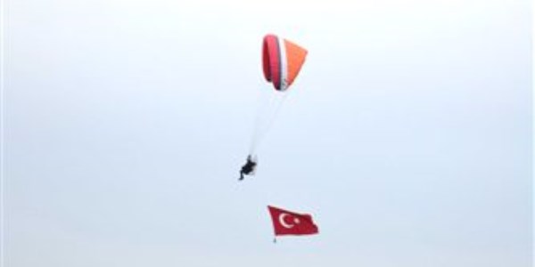 Gökyüzünde bayrak açtılar