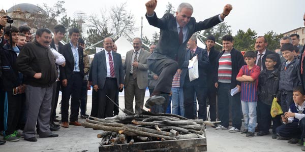 Milli Eğitim Şube Müdürü nevruz ateşine düştü