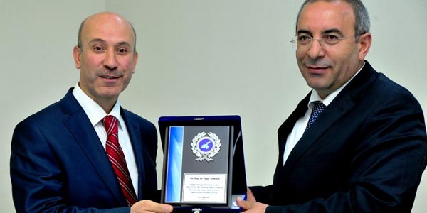 Rektör Battal'dan yılın doktoruna plaket