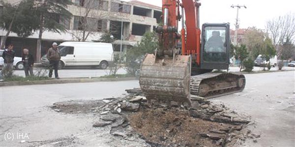 Kula Müftülüğü önündeki kanalı açma çalışmaları başladı