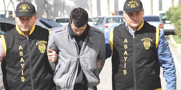 Saçını boyadığı kadının parasını çaldı