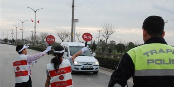 Okul geçit görevlileri iş başında