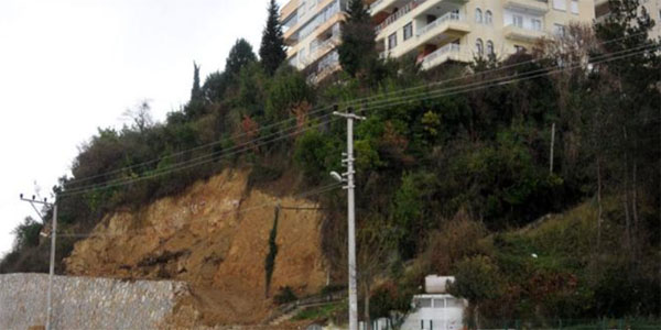 Çınarcıkta korkutan heyelan