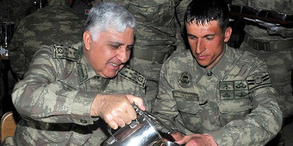 Genelkurmay Başkanı erlerle karavana yedi