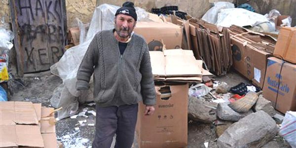 Tek eli olmayan şahıs kağıt toplayarak geçimini sağlıyor