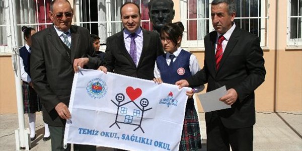 Köy okuluna beyaz bayrak