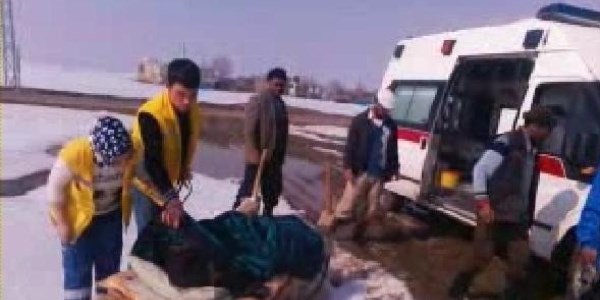 Kanamalı hasta kızakla ambulansa ulaştırıldı