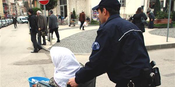 Polisler dilencileri uyardı