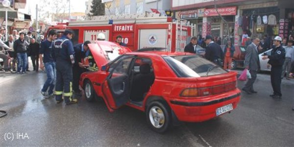 Seyir halindeki otomobil alev ald�