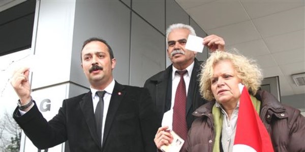 i Parti'lilerden HSYK nnde 'Ergenekon'  protestosu