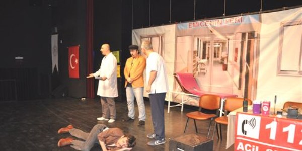 Sa�l�k��lar tiyatroda bulu�tu