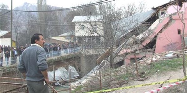 Giresun'un Şebinkarahisar ilçesinde 3 katlı bina çöktü