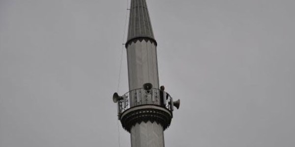 Polis, hırsızı bulmak için minareye çıktı
