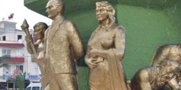 Turgutlu'da Atatürk anıtına saldırı