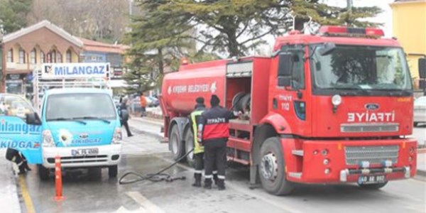 Tüp taşıyan kamyonette çıkan yangın paniğe neden oldu