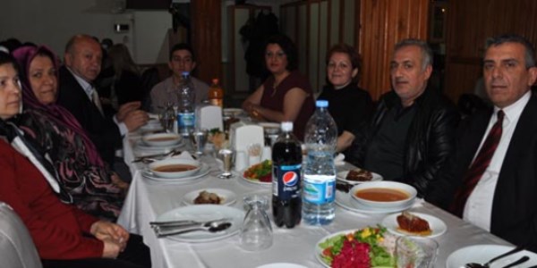 Tayini çıkan memura veda yemeği