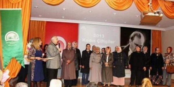Kadın çiftçiler tarlada değil yarışmada ter döktü