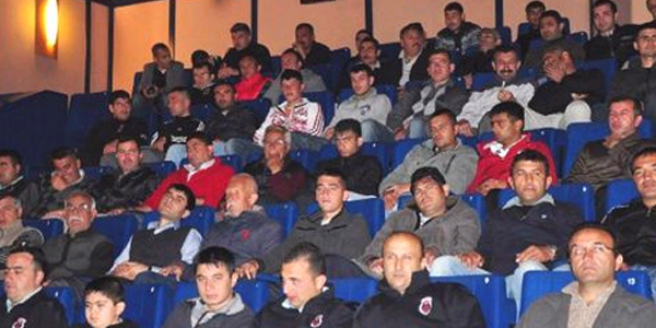 Alanya'da mahkumlar '�anakkale Yolun Sonu'nu izledi