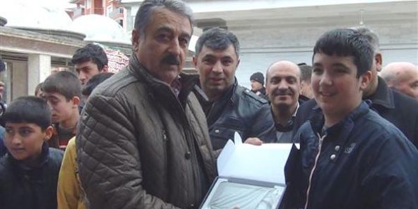 Camiye sürekli giden çocuklara tablet hediye edildi