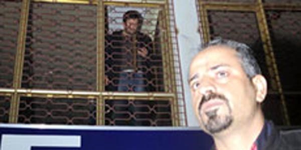 Tuvaletini kullandığı iş yerinde mahsur kaldı