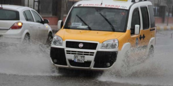 Diyarbakırlılar yağmura hazırlıksız yakalandı
