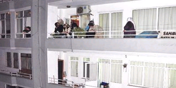 Üzerine otomobil düşen ikizler kurtuldu, sürücü öldü