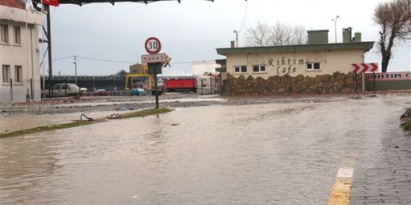 Dalgalar �nebolu'da �� i�yerini y�kt�