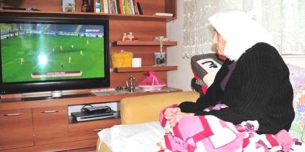 105 yaşında, torunlarıyla maç izliyor