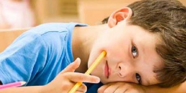 Altını ıslatan çocukta okul başarısı düşüyor