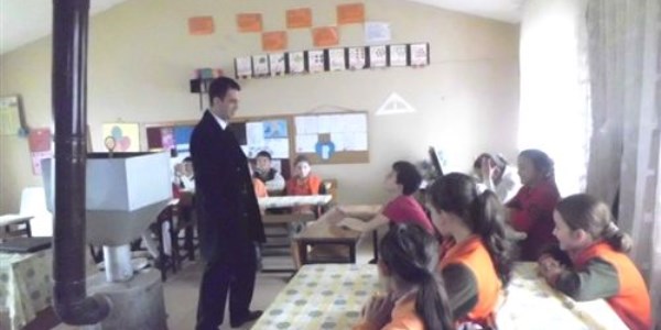 Kaymakam G�r�am, okullar�n eksikliklerini yerinde tespit ediyor