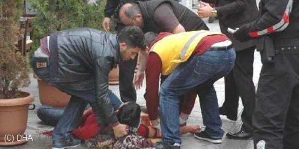 Gebze'de b��akl� kavga: 3 yaral�