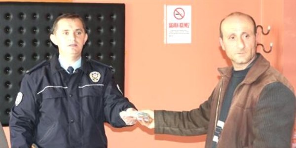 Yolda bulduğu 17 bin lirayı polise teslim etti