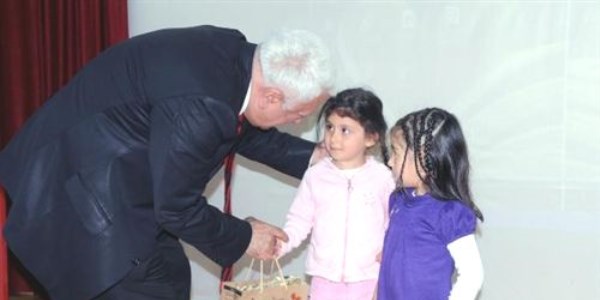 Kütüphaneyi en çok kullanan çocuklara ödül