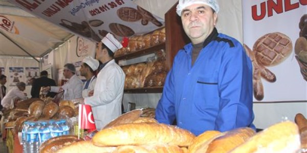 Ekmek israfı kampanyasında ücretsiz ekmek izdihamı