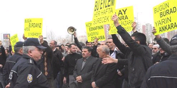 İşyerlerini kapatıp, Belediye önünde eylem yaptılar