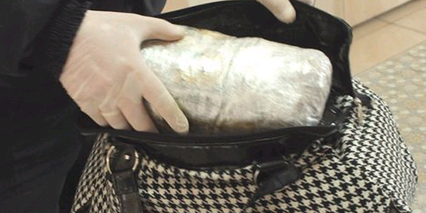 3 �ocuk annesinin �antas�ndan 3 kilo esrar ��kt�