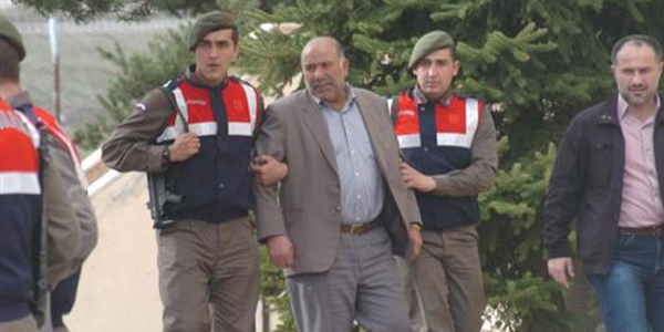 Cinayet ��phelisi, mescitte namaz k�larken yakaland�