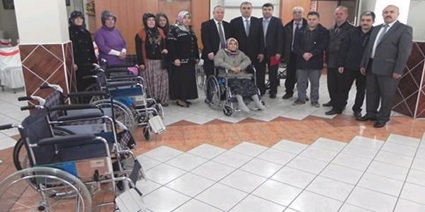 Erdemir i��ilerinden 10 engelliye tekerlekli sandalye yard�m�