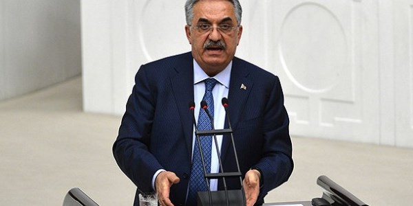 Bakan Yazıcı: Türk Bayrağı'nın indirilmesi söz konusu değil