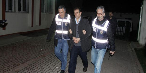 E�inin kemerle bo�du�u kad�n� kalp masaj� kurtard�