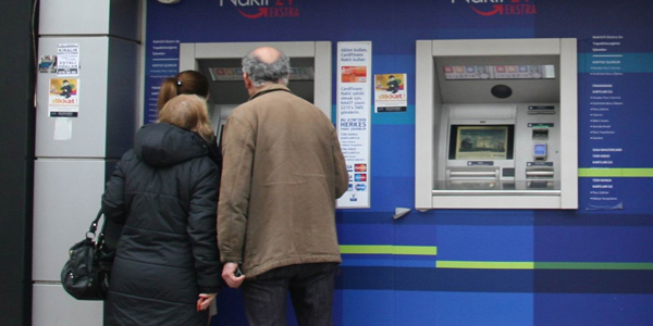 ATM'lere yap��t�r�lan afi�lere ra�men doland�r�ld�