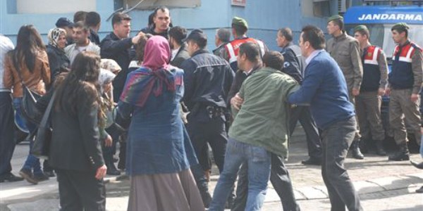 Adalet aramaya geldikleri adliye önünde birbirine girdiler