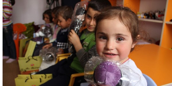 Sur Belediyesi'nden �ocuklara K�rt�e masal anlatan bebek