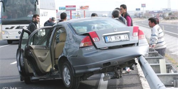 Otomobil bariyere çıktı